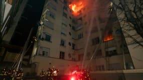 Des pompiers luttent contre un incendie dans un immeuble de la rue Erlanger, le 5 février 2019 à Paris.