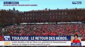 La place du Capitole noire de monde pour accueillir les joueurs du Stade Toulousain
