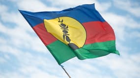 Une photo montre un drapeau du Front de libération nationale kanak socialiste (FLNKS) devant le Sénat coutumier à Nouméa, en Nouvelle-Calédonie, le 30 juillet 2024. 