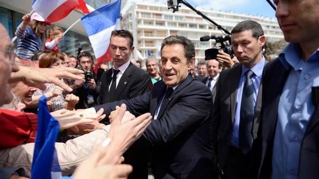 Nicolas Sarkozy a tenu vendredi aux Sables-d'Olonne, en Vendée, son dernier meeting et pris son dernier bain de foule de la campagne présidentielle dans un climat déjà empreint de nostalgie, avant une ultime émission de télévision pour tenter de forcer le