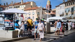 Passants sur le sport de Saint-Tropez, dans le Var, le 10 juillet 2021