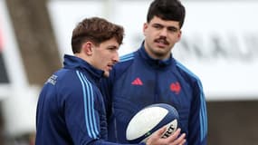 Oscar Jegou et Hugo Auradou à l'entraînement avec le XV de France, le 21 janvier 2025.