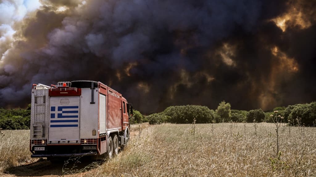 Un camion de pompiers dans la localité de Pournari, à environ 25 km au sud-ouest d'Athènes, en Grèce, le 18 juillet 2023. Un camion de pompiers dans la localité de Pournari, à environ 25 km au sud-ouest d'Athènes, en Grèce, le 18 juillet 2023.