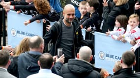 Pep Guardiola avec des supporters de Manchester City, le 10 avril 2018