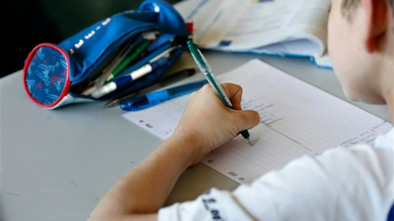 Selon l'Association des maires de France (AMF), la réforme contestée des rythmes scolaires, qui doit officiellement entrer en vigueur en septembre, va coûter 100 euros en moyenne par élève scolarisé, soit environ 600 millions d'euros. Le gouvernement acco