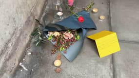 L'autel spontanément créé en hommage à un sans-abri tué à coups de parpaing, sur le porche où il avait l'habitude de dormir dans le 2e arrondissement de Lyon (Rhône), le mercredi 13 novembre 2024.