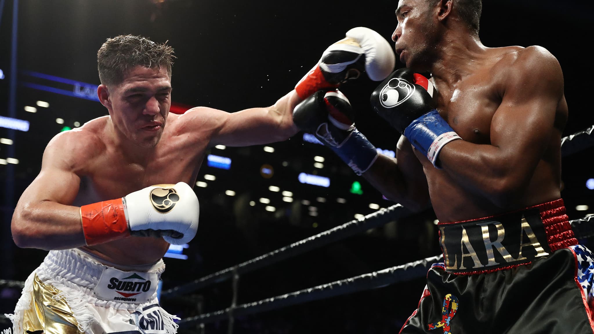 Brian Castano (à gauche) lors de son combat contre Erislandy Lara en mars 2019