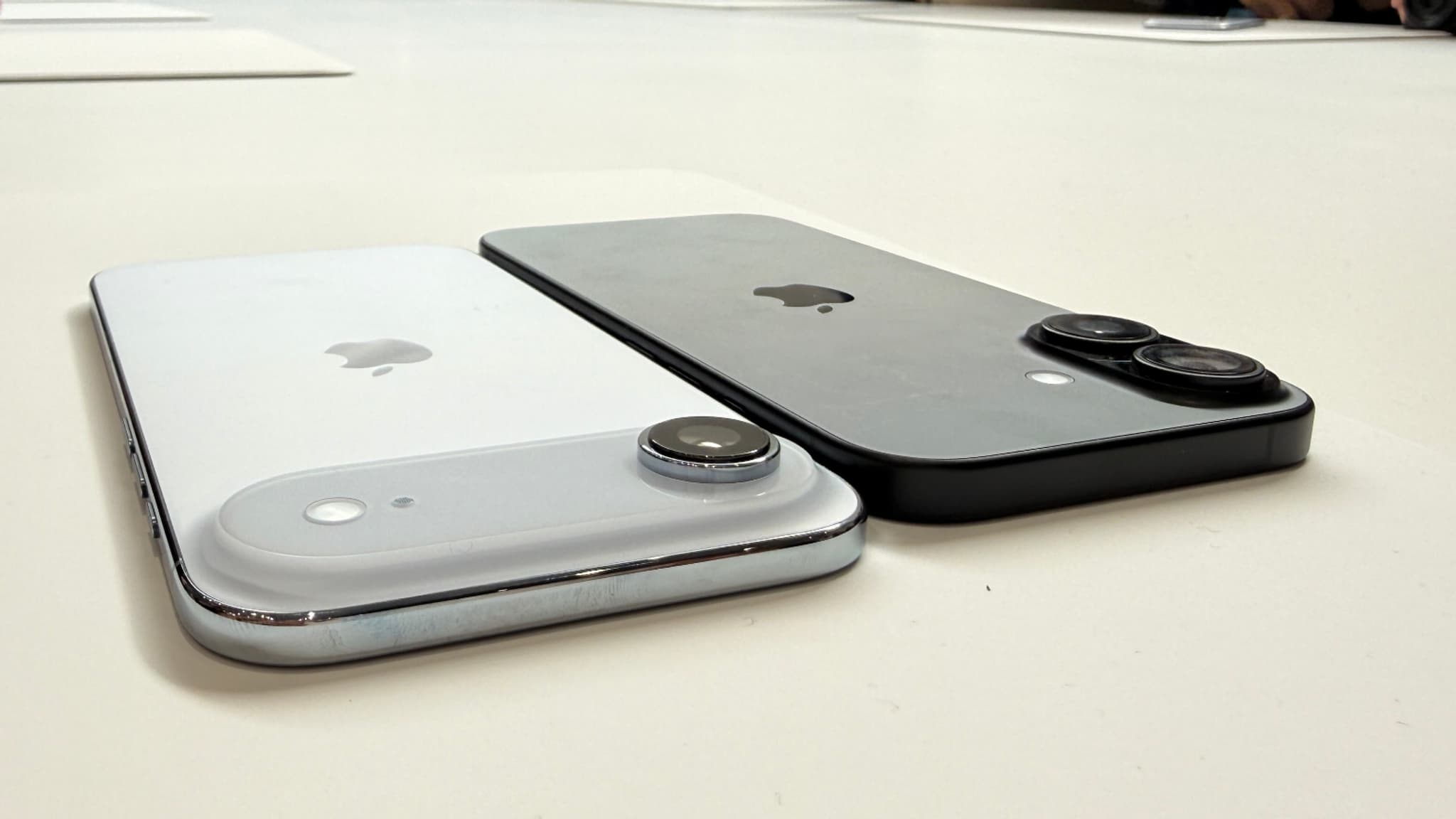 L'iPhone Air en blanc et l'iPhone 16 en noir L'iPhone Air en blanc et l'iPhone 16 en noir