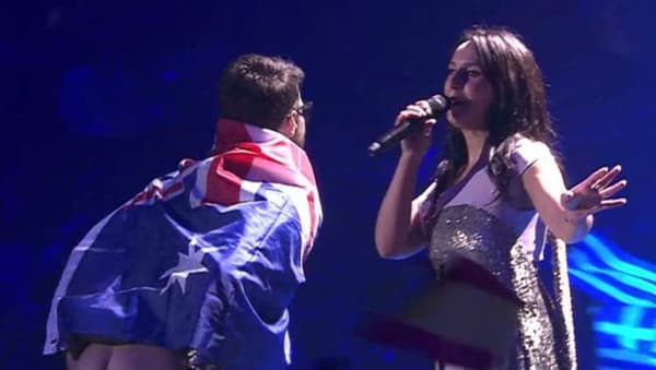Vitalii Sediuk a fait irruption sur scène pendant la prestation de Jamala lors de l'Eurovision, le 13 mai 2017