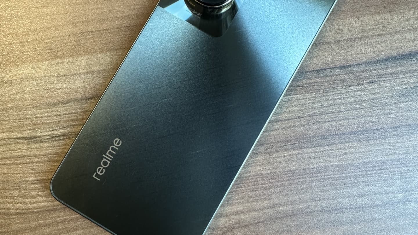 Le dos du Realme C67.