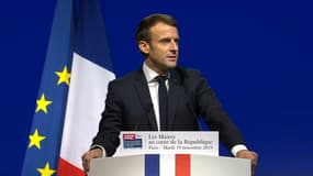 Emmanuel Macron face aux maires. 