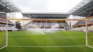 La pelouse du stade Bollaert arrosée, à Lens le 23 juillet 2022
