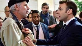 Un professeur de maths de collège interpelle Emmanuel Macron à Pau, le 14 janvier 2020.