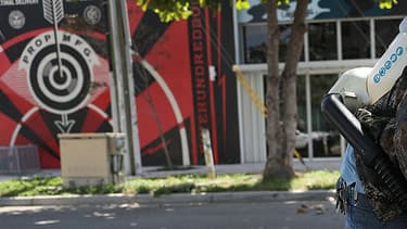 Un homme chasse les moustiques dans le quartier de Wynwood, à Miami.