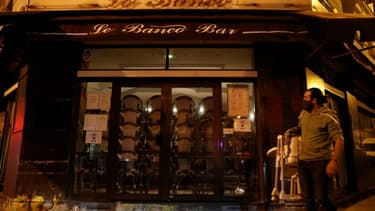 Fermeture d'un bar à Paris, le 5 octobre 2020