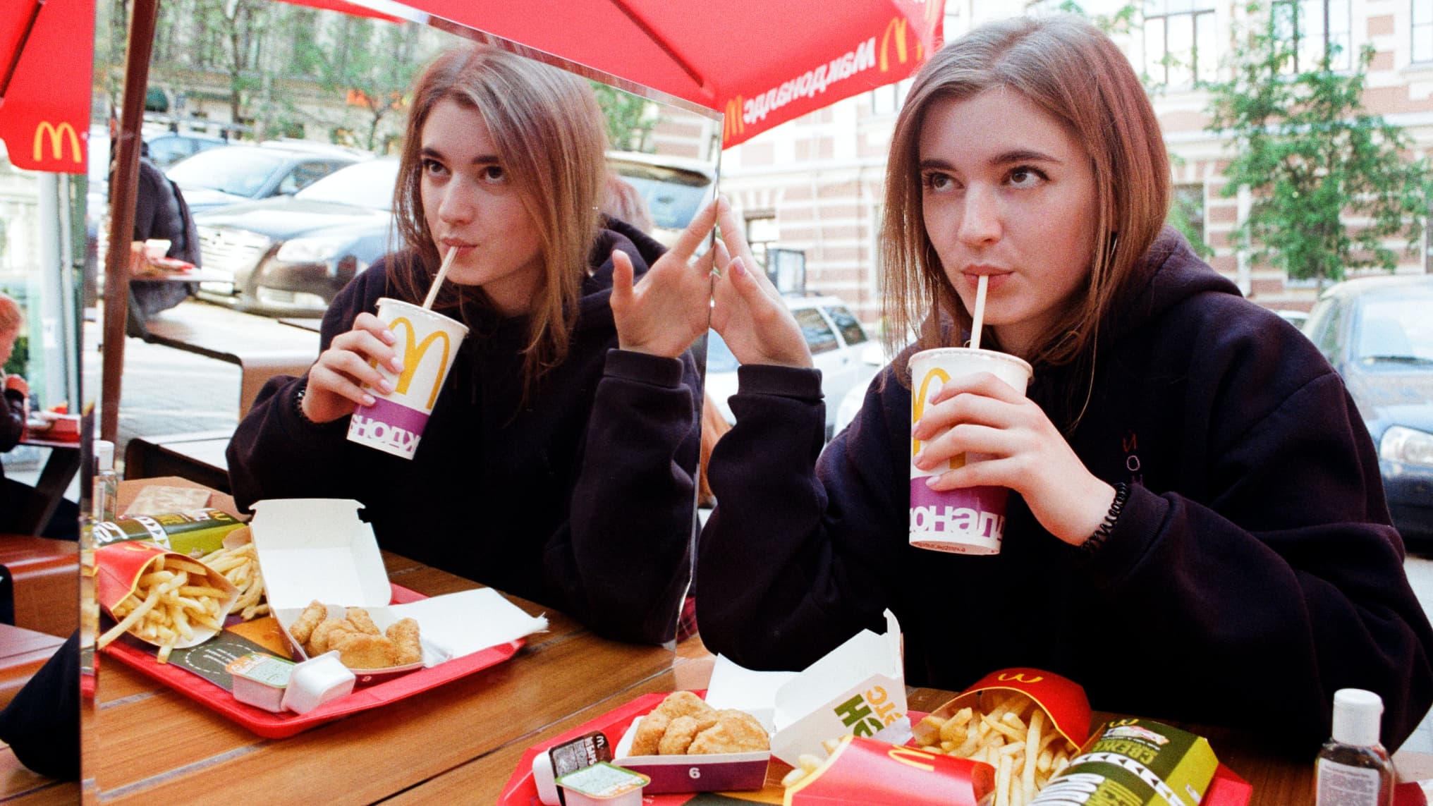 McDonald's va faire gagner des cartes pour manger à vie dans ses restaurants - BFM Business