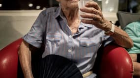 Une résidente de l'EHPAD "Les Ancolies" se rafraîchit avec de l'eau à Peronnas, le 31 juillet 2020