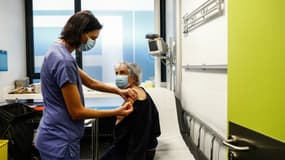 Une infirmière administre une dose du vaccin de Pfizer-BioNTech contre le Covid-19, à Paris, le 2 janvier 2021 