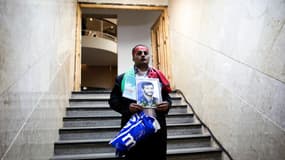 Rassoul Allahyari pose avec le portrait du Président sortant Mahmoud Ahmadinejad, alors qu'il dépose sa candidature à la prochaine élection présidententielle au ministère de l'Intérieur, le 7 mai 2013.