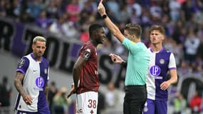 Sadibou Sané (Metz) reçoit un carton rouge contre Toulouse en Ligue 1, le 19 octobre 2025