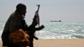 Un pirate surveille le passage des navires au large de la Somalie (image d'illustration)