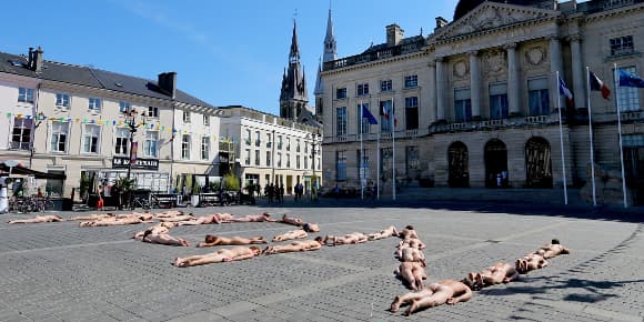 Intermittents dans leur plus simple appareil devant la mairie de Châlons-en-Champagne ce vendredi: avec leurs corps, ils forment le mot "NON".