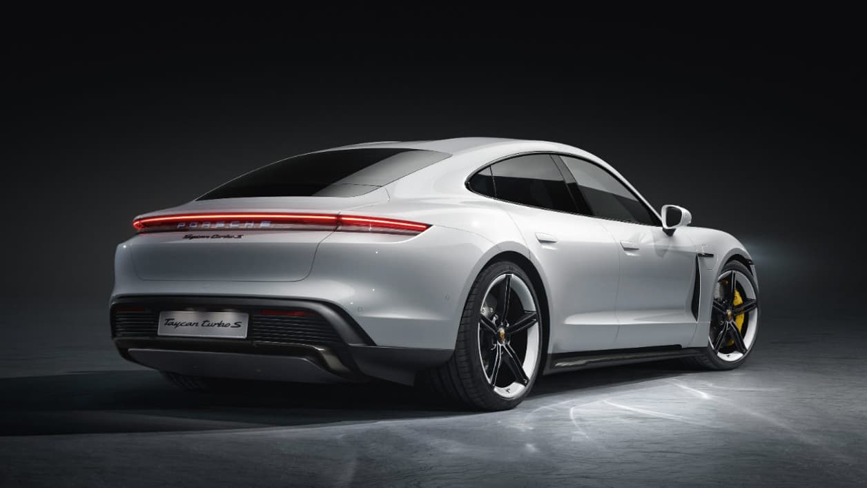 Porsche dévoile deux versions au lancement: une version Turbo, avec 450 kilomètres d'autonomie pour 680 chevaux et la Turbo S, avec 412 kilomètres d'autonomie pour 761 chevaux. 