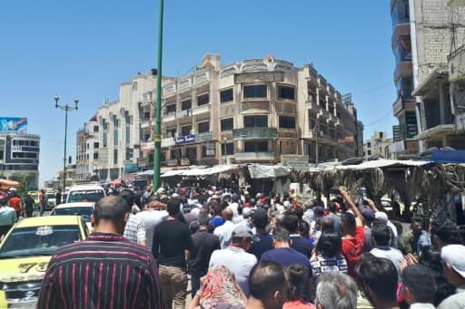 Photo transmise par le site d'informations syrien Suwayda 24, montrant une manifestation antirégime à Soueida, dans le sud de la Syrie, le 9 juin 2020 Photo transmise par le site d'informations syrien Suwayda 24, montrant une manifestation antirégime à Soueida, dans le sud de la Syrie, le 9 juin 2020