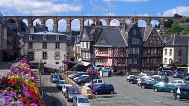 Vue de Morlaix, le viaduc et de vieilles maisons (image d'illustration)