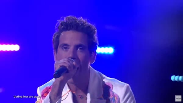 Mika sur la scène de l'Eurovision 2022