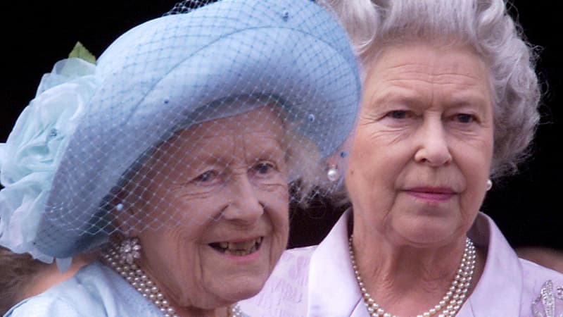 La reine Elizabeth et sa mère la Queen Mother, en 2000 à Londres.