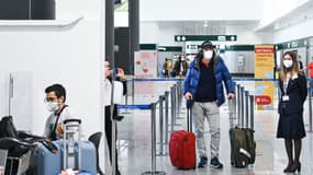 Passagers du premier vol exempté de Covid-19 à l'aéroport de Milan, le 3 avril 2021