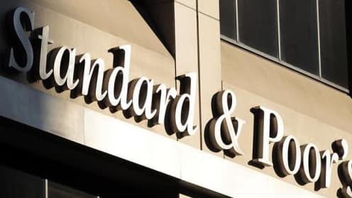 Standard & Poor's s'inquiète du fait que l'économie française se reprend moins bien que celle de ses voisins européens.