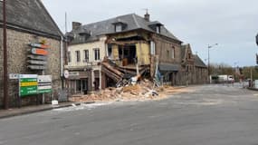 Un poids lourd s'est encastré dans un immeuble à Cany-Barville le 15 novembre 2024.