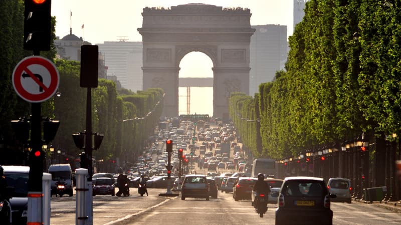 Champs-Élysées: fin de la levée de doute policière, un homme filmé en...