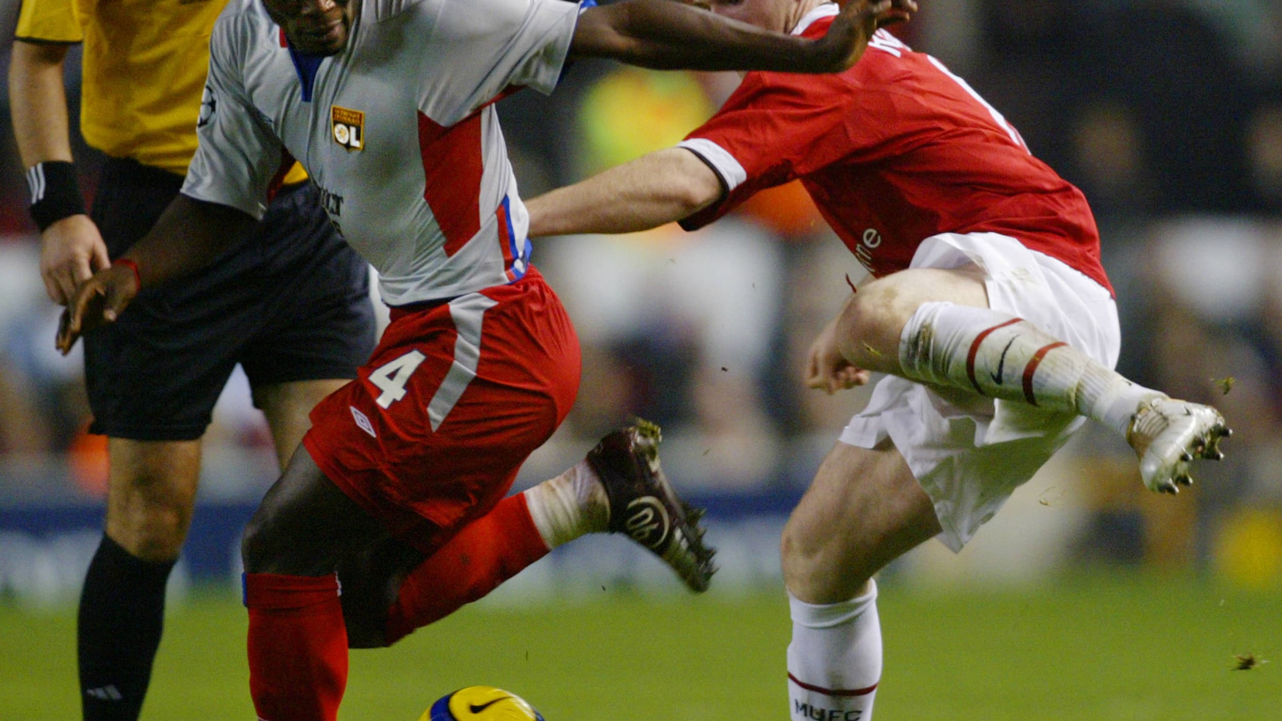 Rooney face à l'OL de Michael Essien en novembre 2004