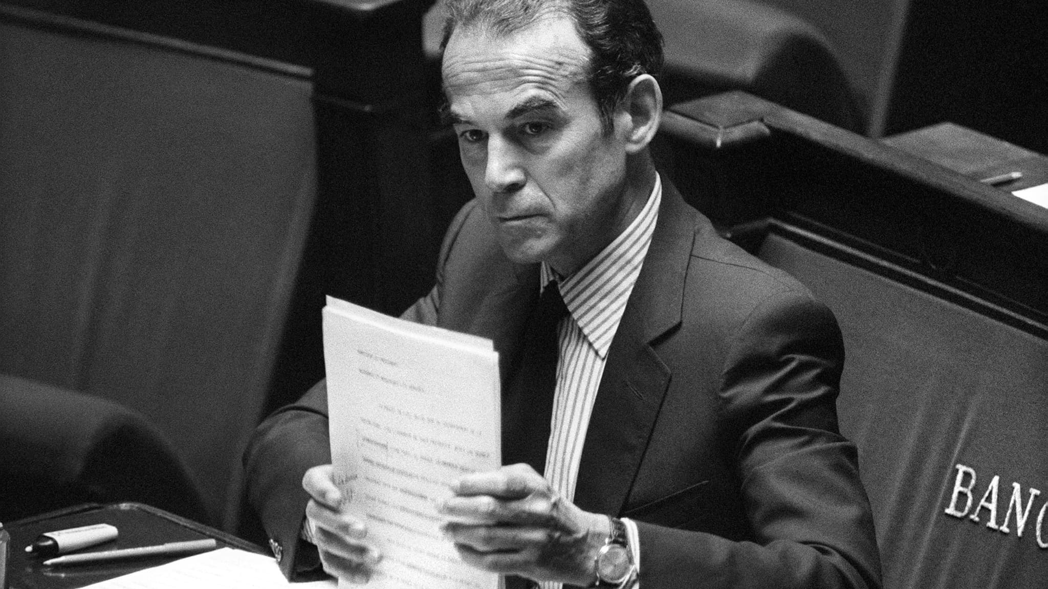 Robert Badinter lors des débats pour l'abolition de la peine de mort à l'Assemblée nationale en 1981 Robert Badinter lors des débats pour l'abolition de la peine de mort à l'Assemblée nationale en 1981