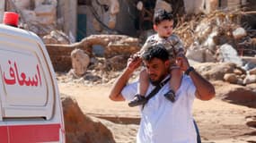 Un père et son fils dans un quartier délabré de Derna, le 14 septembre 2023.