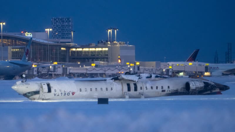 Crash d'avion à Toronto: les images impressionnantes de l'avion retourné sur la piste