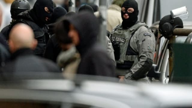 L'opération antiterroriste à Bruxelles liée au projet d'attentat déjoué jeudi en France - Vendredi 25 mars 2016