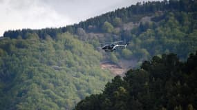 Un hélicoptère survole une zone forestière des Cévennes, le 12 mai 2021, à la recherche du fugitif qui a tué deux personnes