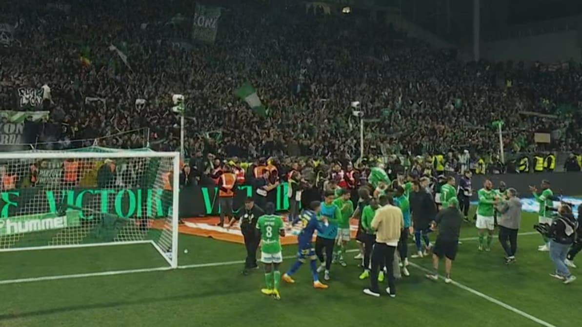 La communion entre les joueurs de Saint-Etienne, le staff et les supporters après le derby, 20 avril 2025