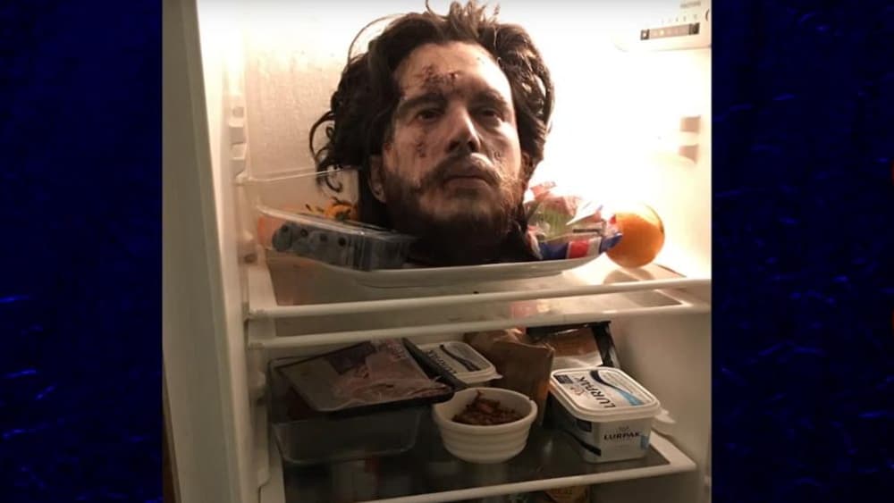 La (fausse) tête de Kit Harington dans le réfrigérateur de sa cuisine.