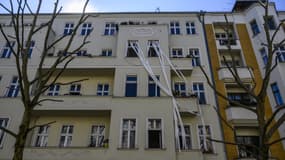 Une oeuvre d'art à un balcon berlinois