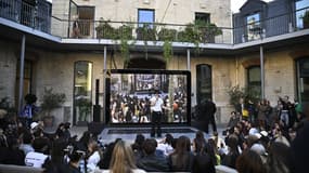 L'influenceur français Lyas Medini s'adresse aux invités lors d'une soirée organisée par ses soins pour la première présentation des créations de Courrèges pour la collection prêt-à-porter féminin printemps-été 2026, dans le cadre de la Fashion Week de Paris, à La Caserne à Paris, le 30 septembre 2025.