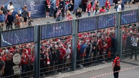 Des supporteurs de Liverpool bloqués à l'entrée du Stade de France où leur club affrontait le Real de Madrid en finale de la Ligue des champions de l'UEFA, le 28 mai 2022 à Saint-Denis, près de Paris
