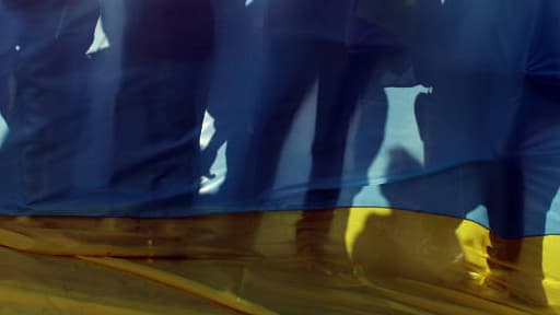 Le drapeau ukrainien lors d'une manifestation à Mariupol fin avril.