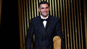 Emiliano Martinez après avoir remporté son deuxième Trophée Yachine de meilleur gardien, le 28 octobre 2024