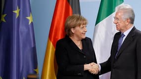La chancelière allemande Angela Merkel et le président du Conseil italien ont fait savoir à Berlin qu'ils ne soutiendraient une taxe sur les transactions financières que si elle était mise en place dans l'ensemble de l'Union européenne. /Photo prise le 11