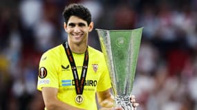 Yassine Bounou, gardien de Séville, avec le trophée de la Ligue Europa le 31 mai 2023